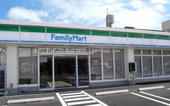 コンビニ　ファミリーマート 日本橋本町店（コンビニ）まで550m