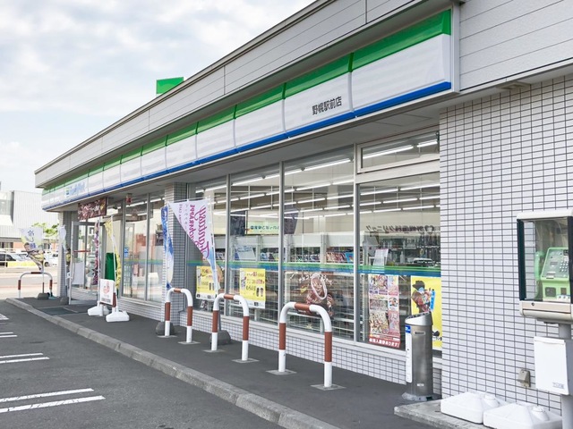 コンビニ　ファミリーマート野幌駅前店（コンビニ）まで223m