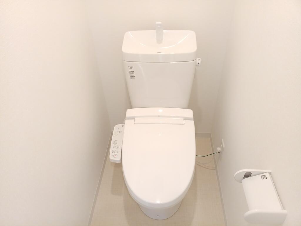 トイレ　温水洗浄便座です