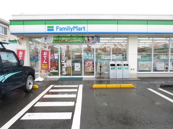 コンビニ　ファミリーマート日ノ出町店（コンビニ）まで445m