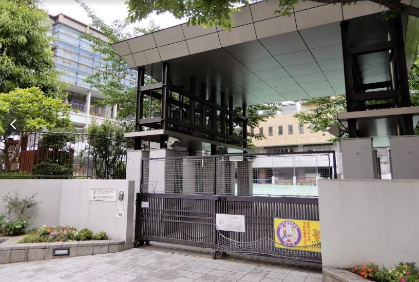 小学校　千代田区立麹町小学校（小学校）まで114m