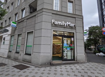 コンビニ　ファミリーマート 麹町一丁目店（コンビニ）まで390m
