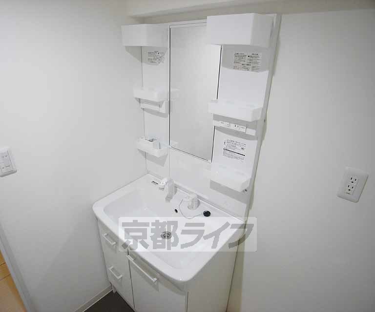 洗面設備　朝の仕度はこちらでどうぞ。