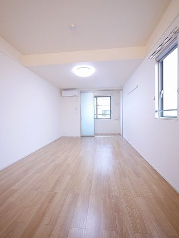 居室・リビング　二面採光角部屋で明るいお部屋です