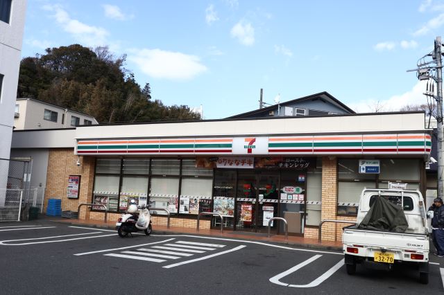 コンビニ　セブンイレブン（コンビニ）まで40m