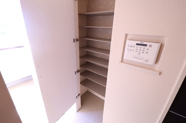 玄関　同物件別部屋