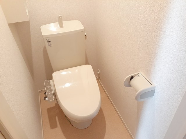 トイレ　温水洗浄便座付きのトイレです♪