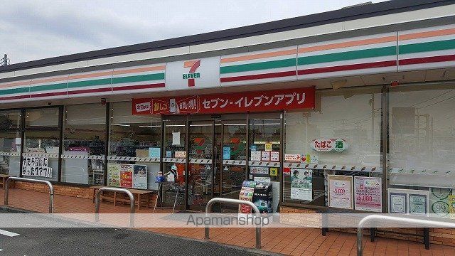 コンビニ　セブンイレブン（コンビニ）まで677m