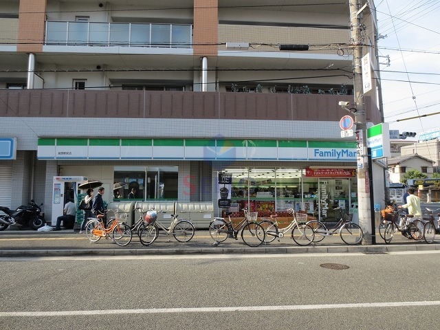コンビニ　ファミリーマート服部駅前店（コンビニ）まで427m