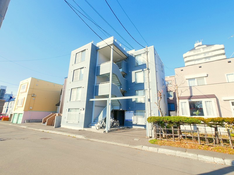 建物外観　前面が公園なので環境に良い立地です♪