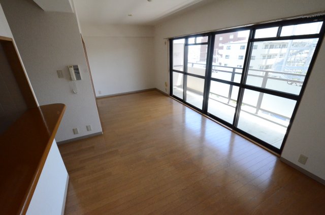 居室・リビング　窓が広く明るいお部屋です♪