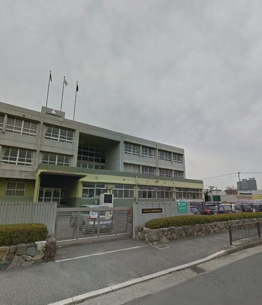 中学校　北九州市立飛幡中学校（中学校）まで597m