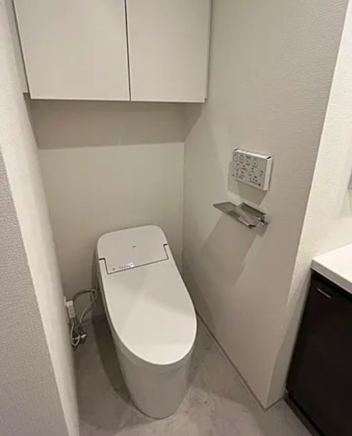 東京メトロ日比谷線 八丁堀駅 徒歩4分 12階建 築3年のトイレ写真