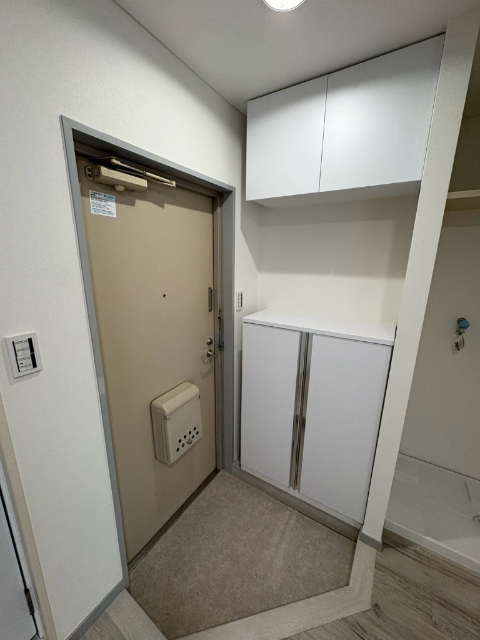 第六若井ビルの玄関写真