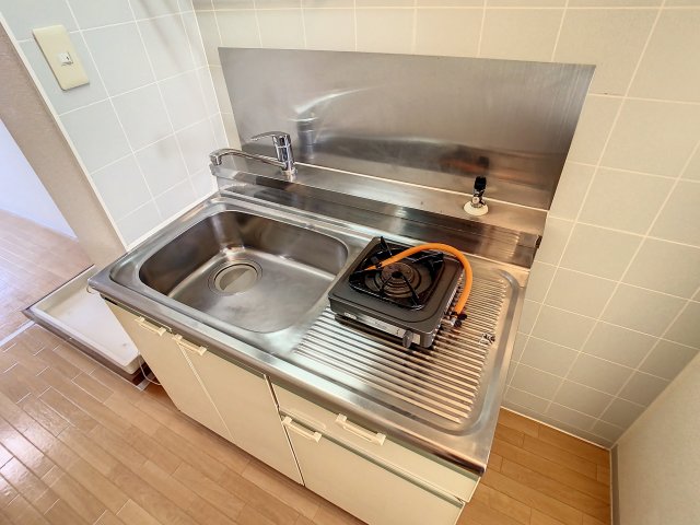 キッチン　写真は建物の１室となります。現況と仕様が異なる場合には現況優