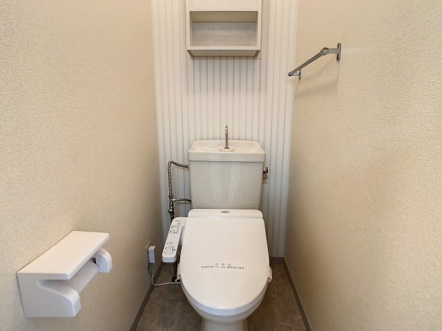 トイレ　写真は建物の１室となります。現況と仕様が異なる場合には現況優