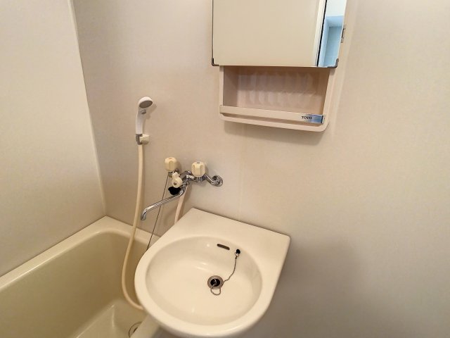 洗面設備　写真は建物の１室となります。現況と仕様が異なる場合には現況優