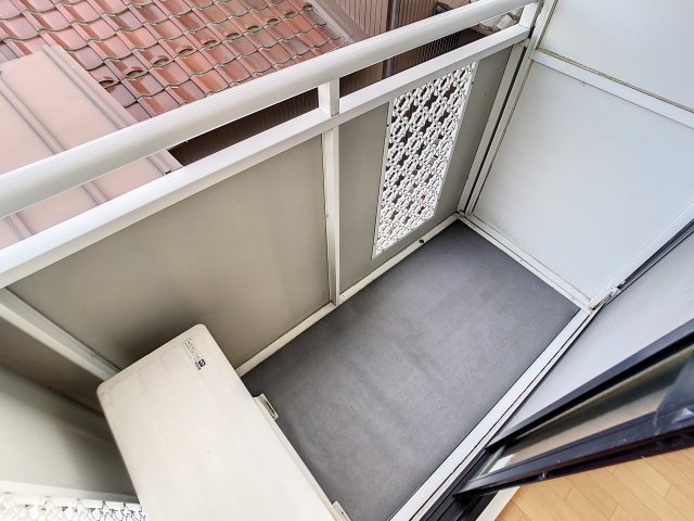 バルコニー　写真は建物の１室となります。現況と仕様が異なる場合には現況優