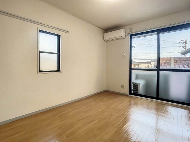 居室・リビング　写真は建物の１室となります。現況と仕様が異なる場合には現況優