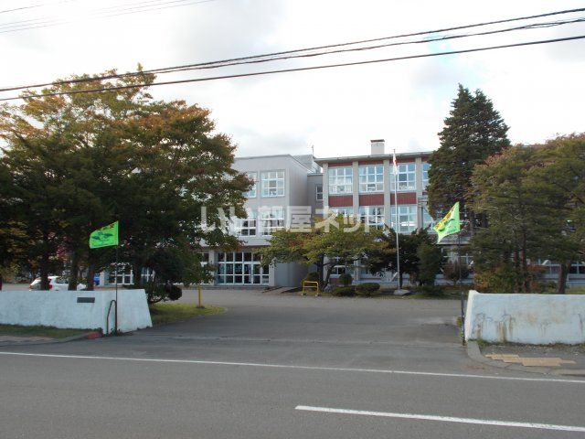 中学校　千歳市立千歳中学校（中学校）まで705m