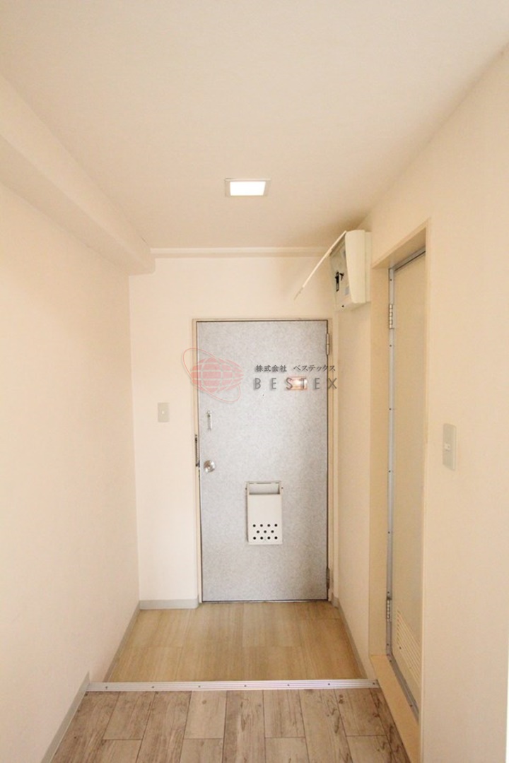 玄関　※同物件別部屋の写真です
