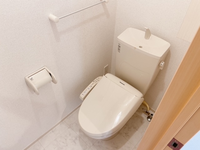 東急田園都市線 桜新町駅 徒歩10分 2階建 築12年のトイレ写真
