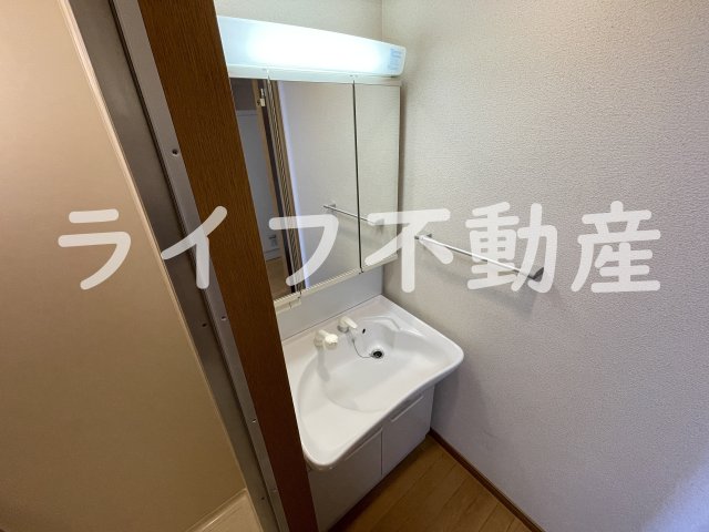 洗面設備　独立洗面化粧台が付いています