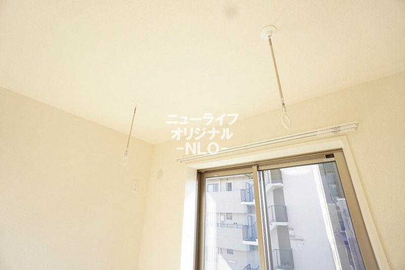 その他設備　雨の日や花粉の季節に便利な室内物干し付☆