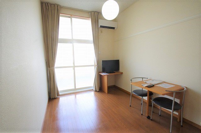 レオパレスヴァンIIの居間写真