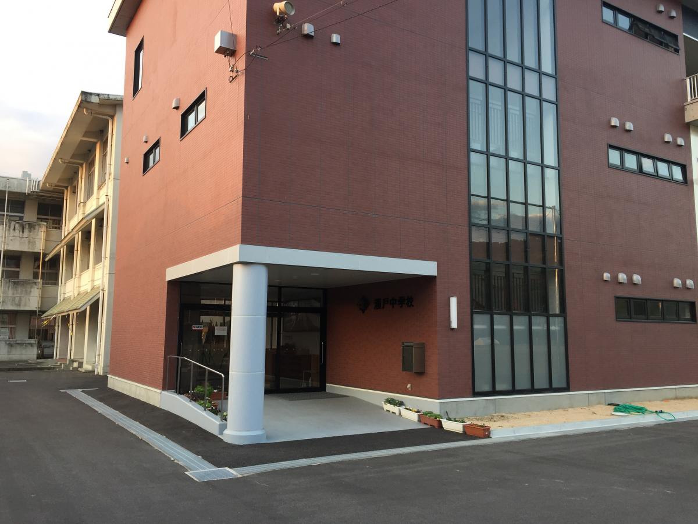 中学校　岡山市立瀬戸中学校（中学校）まで87m