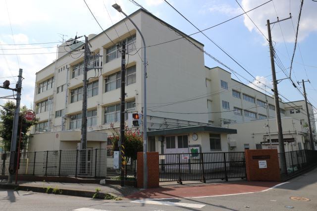小学校　横浜市立川和小学校（小学校）まで557m