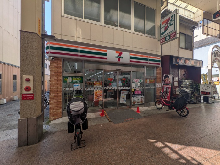 コンビニ　セブンイレブン（コンビニ）まで140m