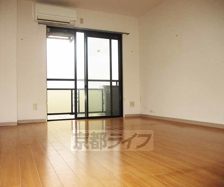 居室・リビング　広々とした部屋です。