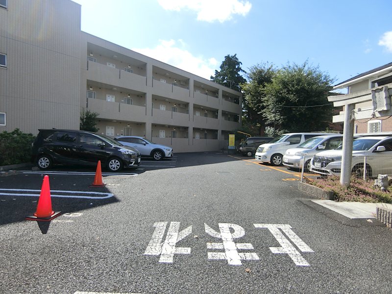 駐車場　敷地内駐車場有（空き状況要確認）