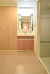 洗面設備　明るい洗面所です