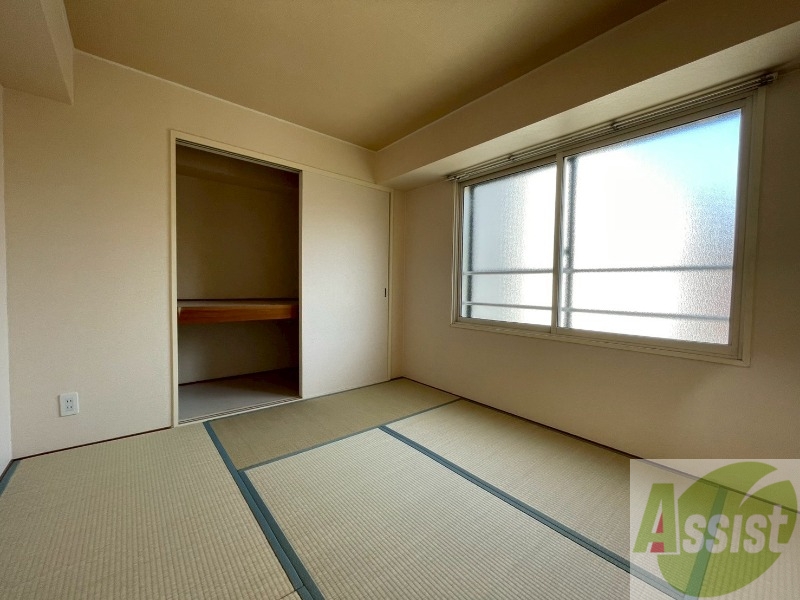 その他部屋・スペース　寝室はこちらです。光が差し込む、温かみのあるお部屋です。
