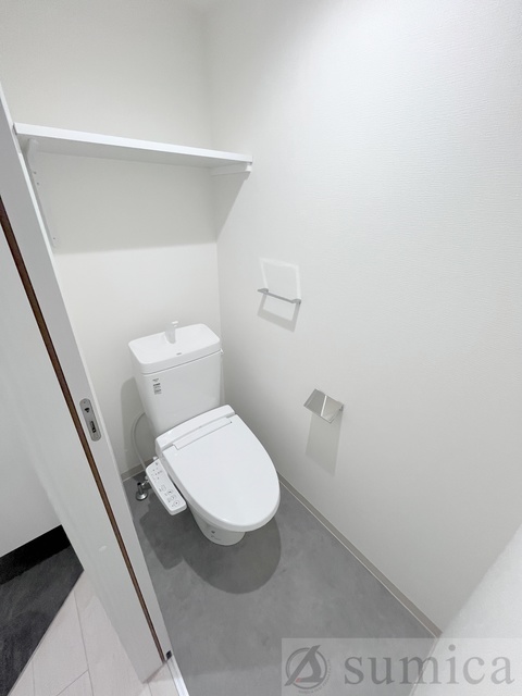 トイレ　人気アイテムの温水洗浄便座。清潔感のあるトイレです。