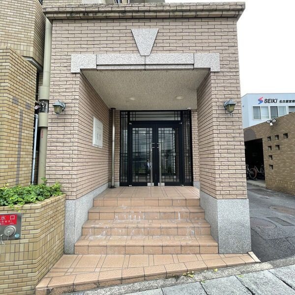 エントランス　名古屋で一番初期費用の安い賃貸専門の不動産会社です(^^)