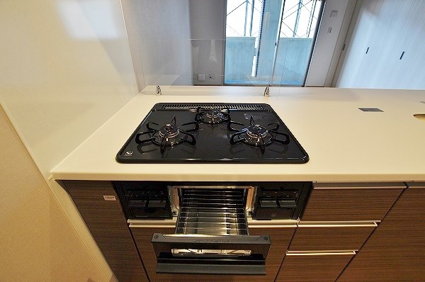 その他設備　★料理はかどり掃除もしやすい3口ガスシステムキッチン(グリル