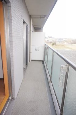 バルコニー　暖かな日差しのふりそそぐバルコニー