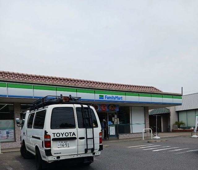 コンビニ　ファミリーマート（コンビニ）まで560m