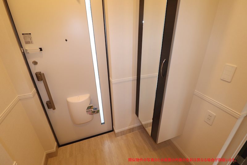 玄関　類似もしくは同型モデルの写真です。