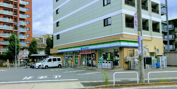 コンビニ　ファミリーマート 八事弥生が岡店（コンビニ）まで88m
