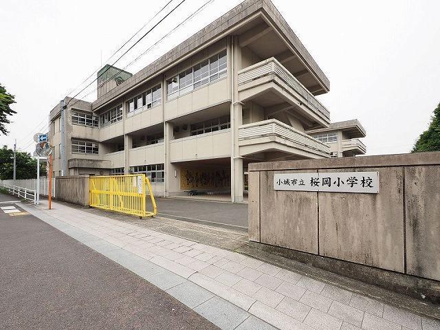 小学校　桜岡小学校（小学校）まで85m