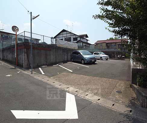 駐車場　停めやすいです。