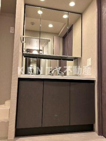 洗面設備　ゆったりとスペースのある洗面所