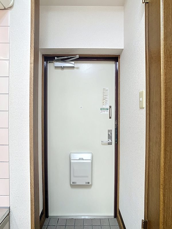 玄関　※他部屋参考写真、現況優先