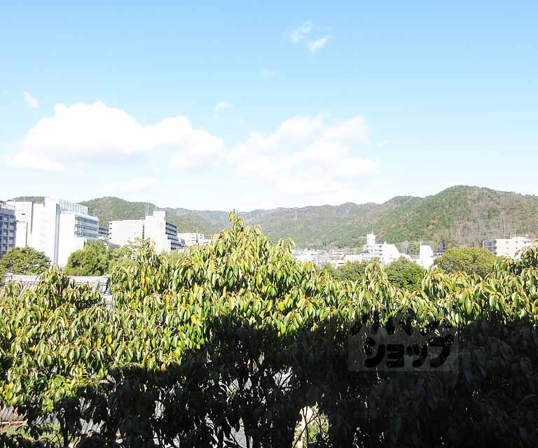 眺望　階が上のお部屋なので山科の景色を楽しむ事ができます。