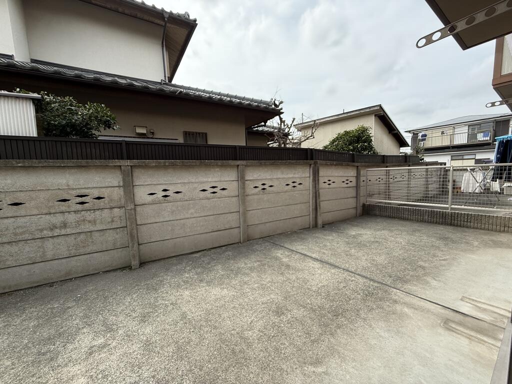 庭　ガーデニングも可能な広い舗装された専用庭！！