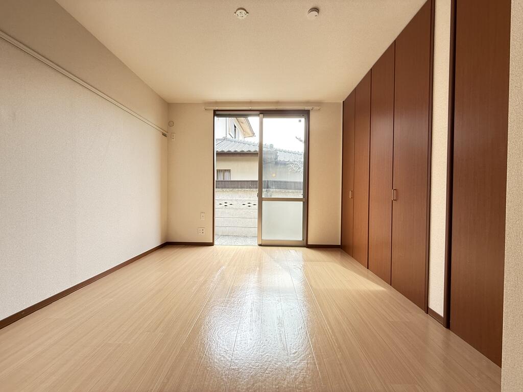 収納　南側の洋室にも天井高で壁1面のクローゼットがあります！！